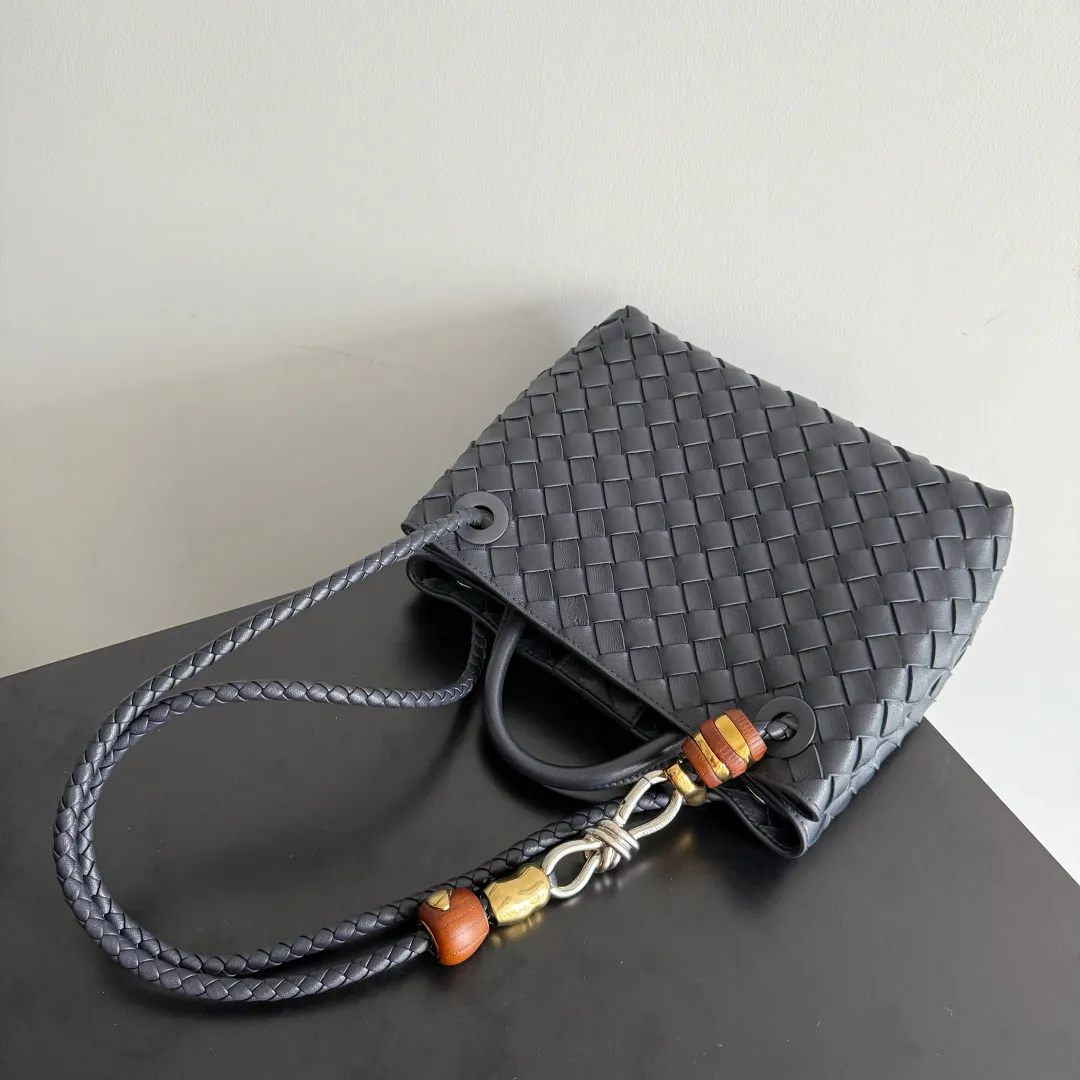 The new Andiamo batch of 3060 BV is shipped‼ ️The classic intercciato weaving process is used to create a soft bag, the metal knot is made of micro-cast aluminum using jewelry technology🪢, and the decorative beads are made of metal and hand-polished oak, allowing you to jump repeatedly between elegance and fun💃, making it unpredictable. Classic and versatile, it shows off your temperament, and the bag has a large capacity, making it very convenient for daily commuting! It has a variety of carrying methods, the shoulder straps can be adjusted by yourself, the original lambskin feels soft and delicate, and the unisex style breaks gender boundaries and brings a more practical and long-lasting use experience. The Andiamo, which has both elegant and casual styles, perfectly interprets the "fashionable old money style". Style number: 743568+wood hardware Color: space blue silver buckle Size: 25*22*10.5cm